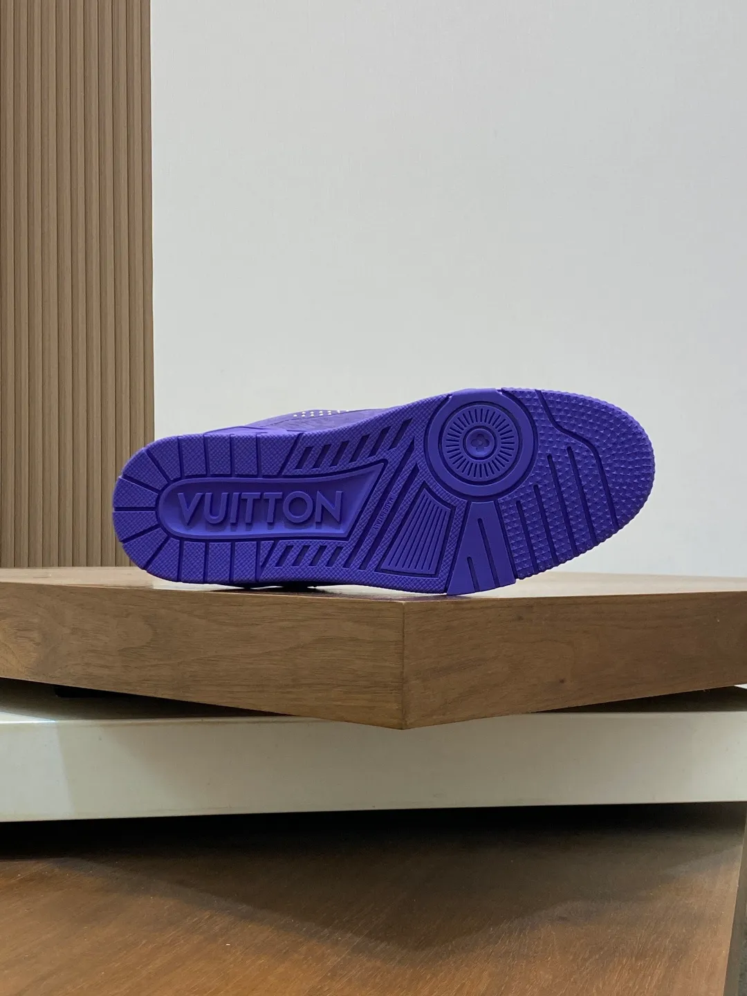 Men's men's shoes 💰820 Lujia New Color Men's 🧍‍♂️trainer sneakers, this LV Trainer sneaker is made of soft grained calfskin, showing pure tones, the #54 logo on the back traces the brand's birth in 1854, the designer's handwritten brand logo embellishes one side, designed by Virgil Abloh himself, a very commemorative sneaker, the new LV Louis Vuitton louis vuitton trainer sneaker low casual sports culture versatile basketball sneakers Size: 35-46 (customized for women 40, men 46)